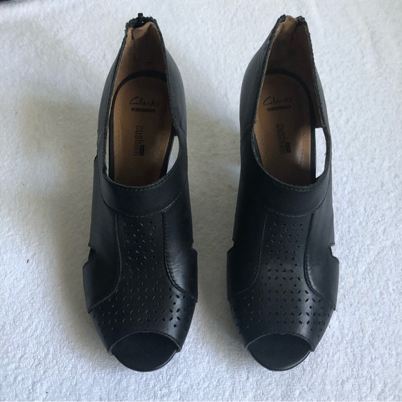 Clarks Shoes - Clarks collection soft cushion high hills black size 8.5 shoes